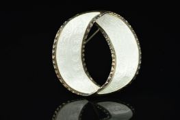 A NORWEGIAN ENAMEL BROOCH BY ANDERSEN AND SCHEINPFLUG, designed as an open overlapping circle, the