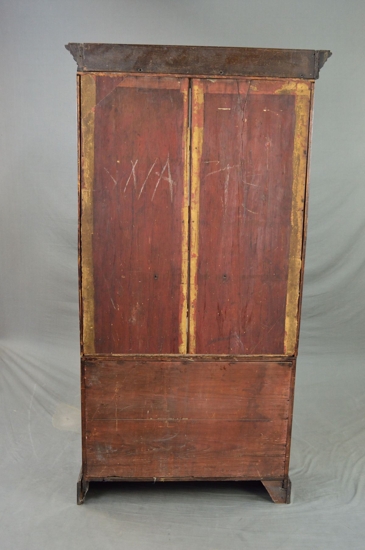 AN EARLY 19TH CENTURY MAHOGANY BOOKCASE, the moulded cornice above two glazed doors each with six - Image 11 of 13