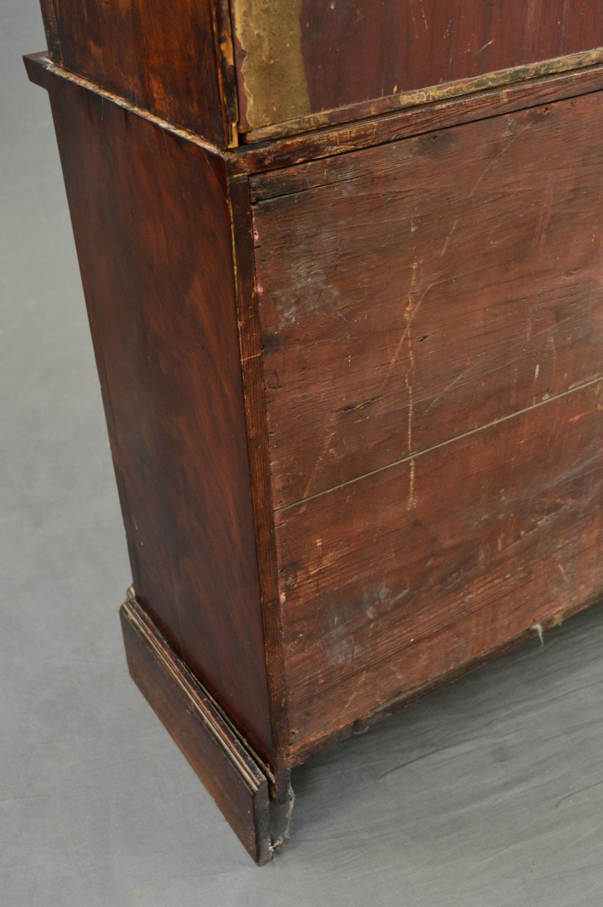 AN EARLY 19TH CENTURY MAHOGANY BOOKCASE, the moulded cornice above two glazed doors each with six - Image 13 of 13