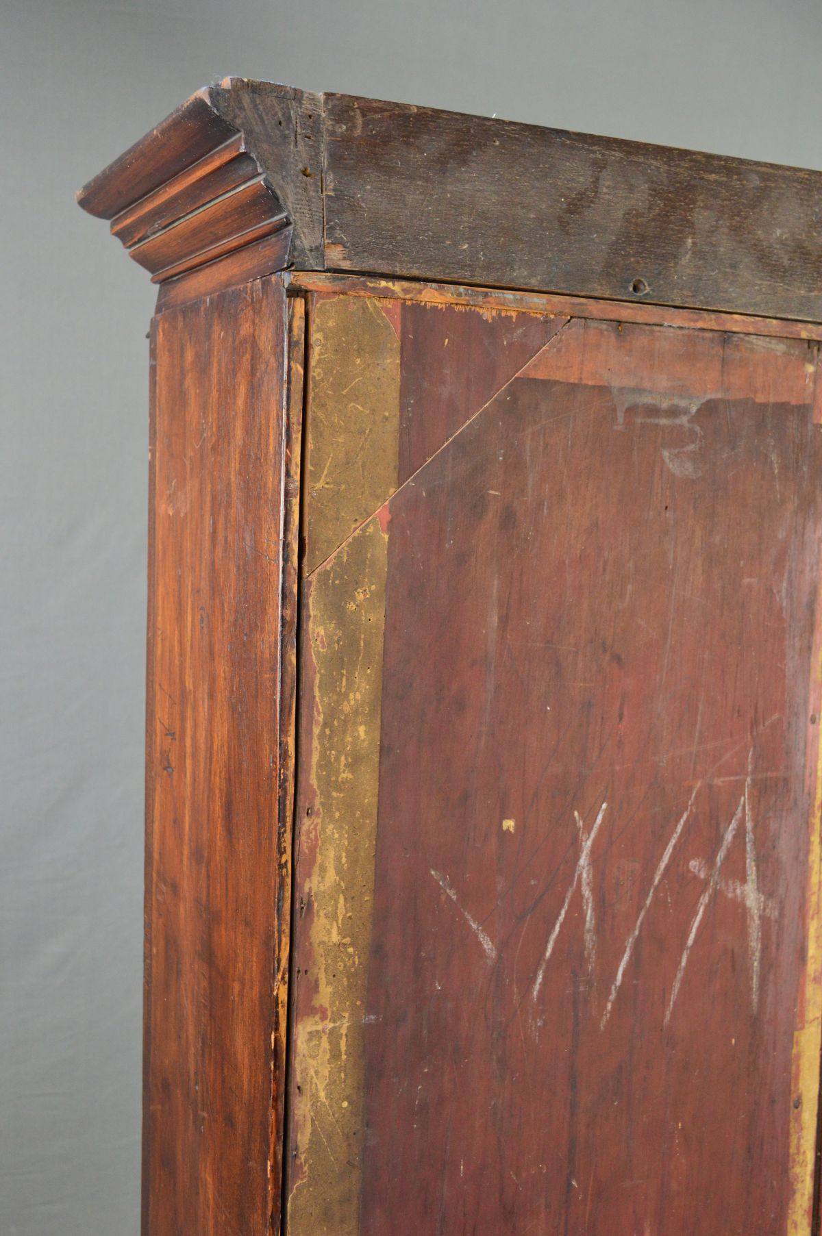 AN EARLY 19TH CENTURY MAHOGANY BOOKCASE, the moulded cornice above two glazed doors each with six - Image 12 of 13
