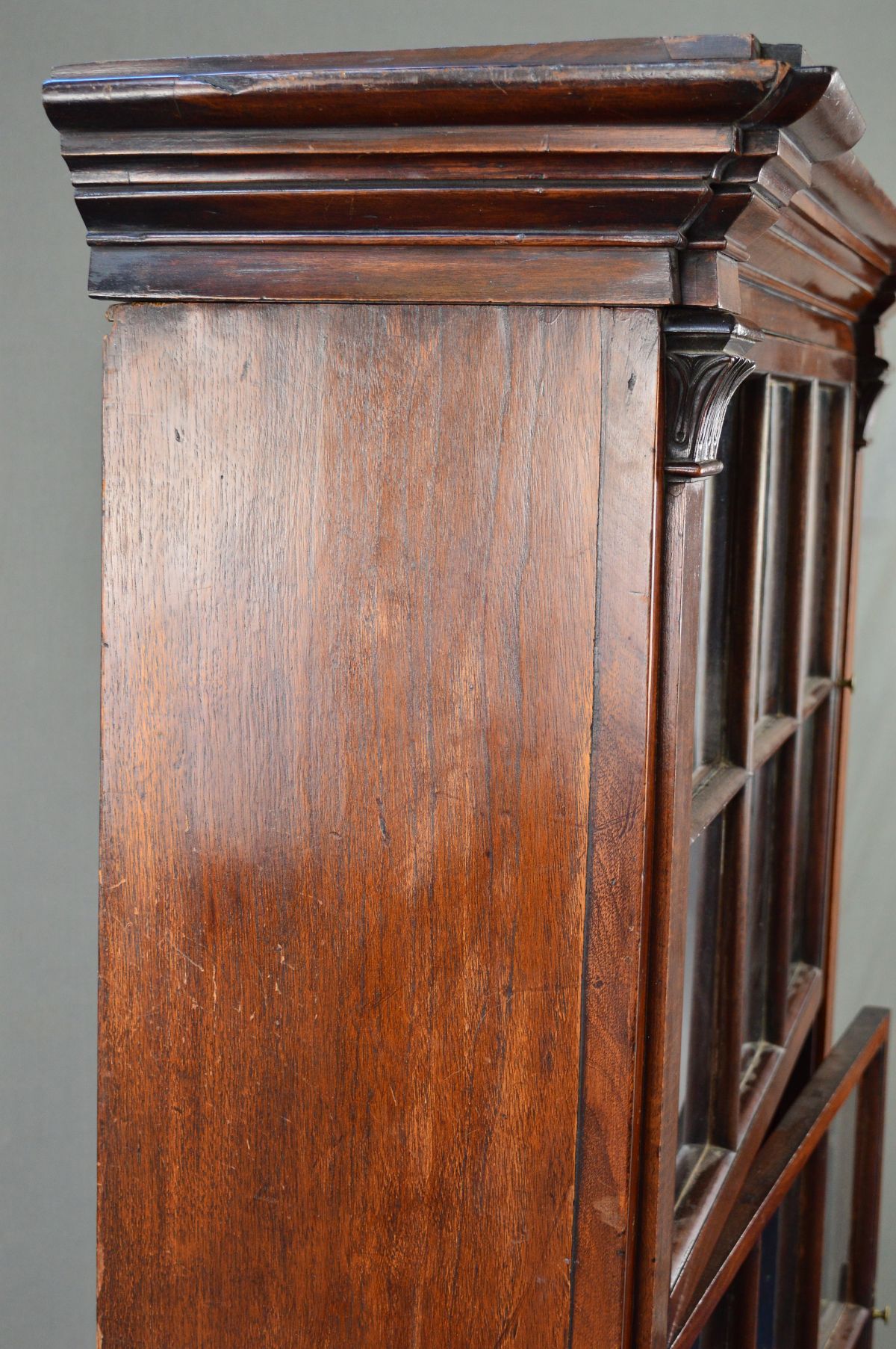AN EARLY 19TH CENTURY MAHOGANY BOOKCASE, the moulded cornice above two glazed doors each with six - Image 7 of 13