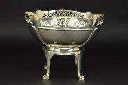 AN EDWARDIAN SILVER CIRCULAR FRUIT BOWL ON REMOVABLE STAND, the bowl with pierced wavy rim, the