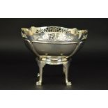 AN EDWARDIAN SILVER CIRCULAR FRUIT BOWL ON REMOVABLE STAND, the bowl with pierced wavy rim, the