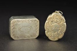 A GEORGE III SILVER SHAPED RECTANGULAR VINAIGRETTE, wiggle work and engraved decoration, hinged