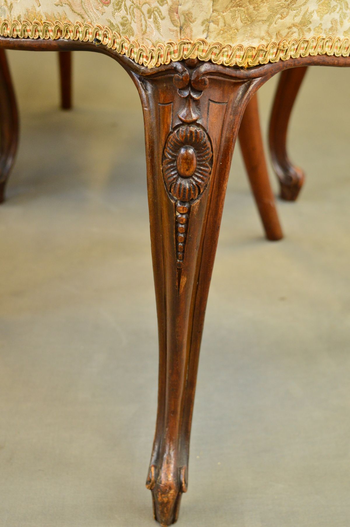 A SET OF FOUR VICTORIAN WALNUT DINING CHAIRS, the serpentine top rail above central foliate - Image 6 of 10