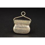 AN EARLY 19TH CENTURY SILVER NOVELTY VINAIGRETTE, in the form of a bag or purse, with hinged twisted