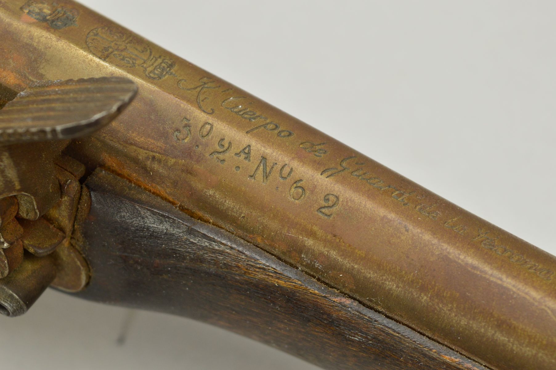 A 25 BORE ANTIQUE MIQUELET MILITARY DESIGN SPANISH MANUFACTURED SINGLE BARREL PISTOL, the top of the - Image 4 of 5