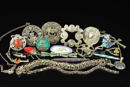 TWENTY ONE ITEMS OF SILVER AND WHITE METAL JEWELLERY, to include an Irish wishbone and clover leaf