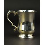 AN ELIZABETH II SILVER TANKARD, of baluster form, 'S' scroll handle, circular foot, maker Viners