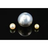 A SELECTION PEARLS, to include a Tahitian pearl, 12.3mm-13mm in diameter, undrilled, light silvery/