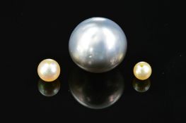 A SELECTION PEARLS, to include a Tahitian pearl, 12.3mm-13mm in diameter, undrilled, light silvery/