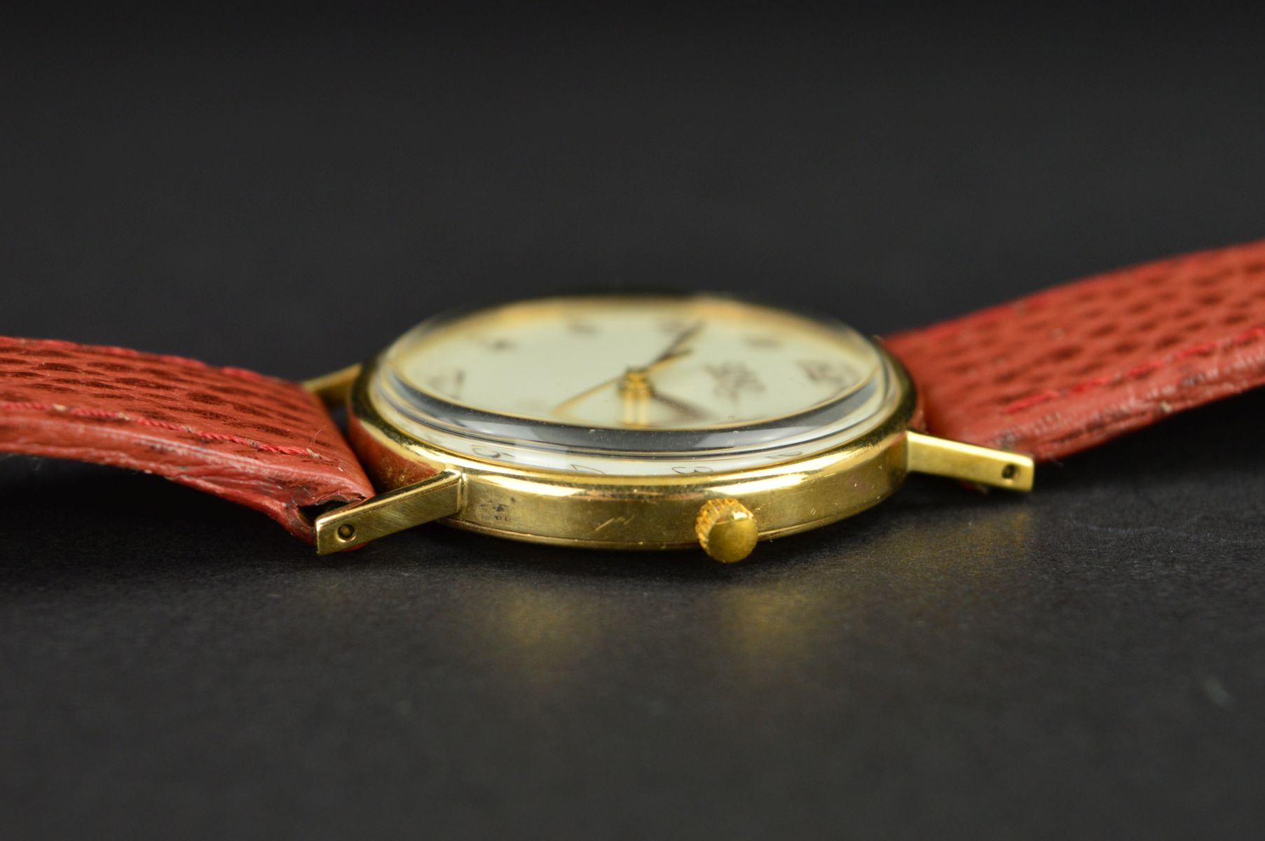 A MID TO LATE 20TH CENTURY 9CT GOLD GENT'S UNO WRISTWATCH, cream dial with Arabic numerals, Quartz - Image 8 of 10