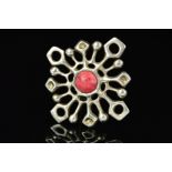 A NORWEGIAN ENAMEL BROOCH/PENDANT BY UNN TANGERUD FOR DAVID ANDERSEN, of stylised snowflake design