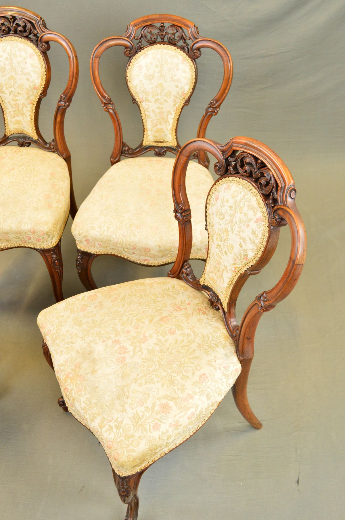 A SET OF FOUR VICTORIAN WALNUT DINING CHAIRS, the serpentine top rail above central foliate - Image 3 of 10