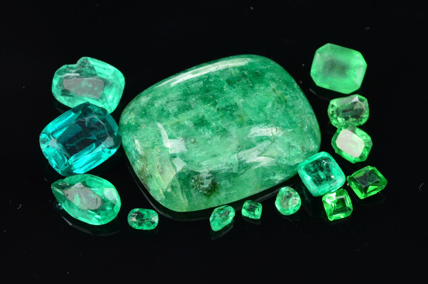 A COLLECTION OF MIXED GREEN GEMSTONES, vari-cut and size, to include emeralds, synthetic emerald,