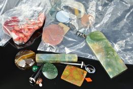 A SELECTION OF AGATE PIECES, to include banded agate cabochons, banded agate drops, moss agate