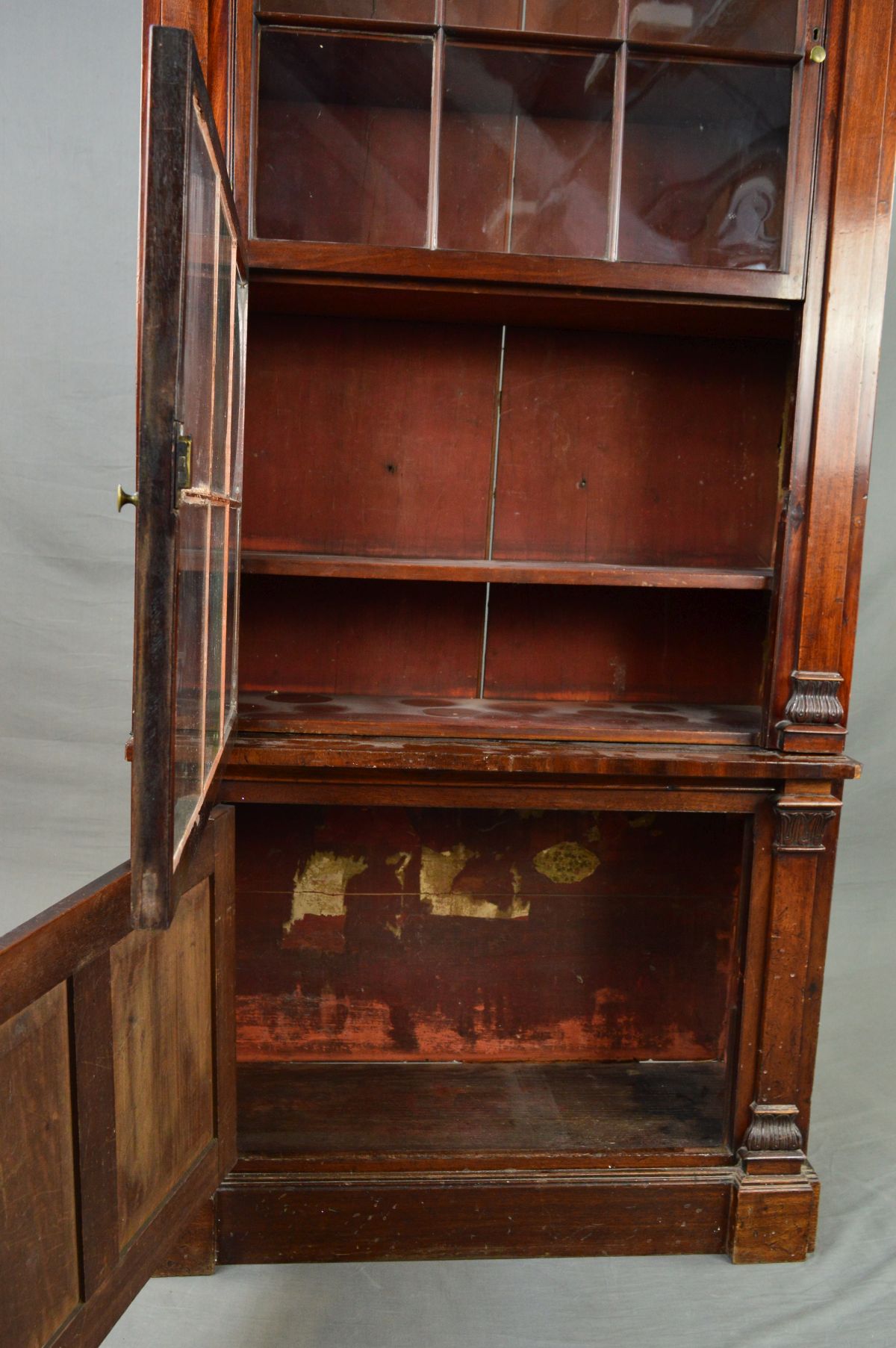 AN EARLY 19TH CENTURY MAHOGANY BOOKCASE, the moulded cornice above two glazed doors each with six - Image 5 of 13