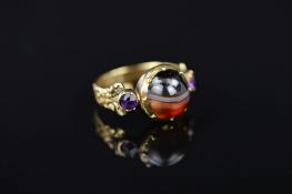 A LATE GEORGIAN GOLD MEMORIAL RING, designed as a central circular banded agate cabochon, centre