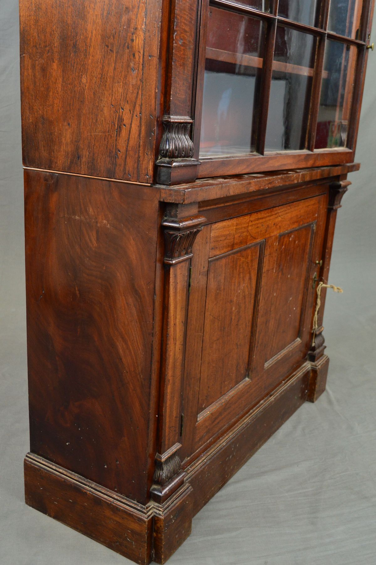AN EARLY 19TH CENTURY MAHOGANY BOOKCASE, the moulded cornice above two glazed doors each with six - Image 8 of 13