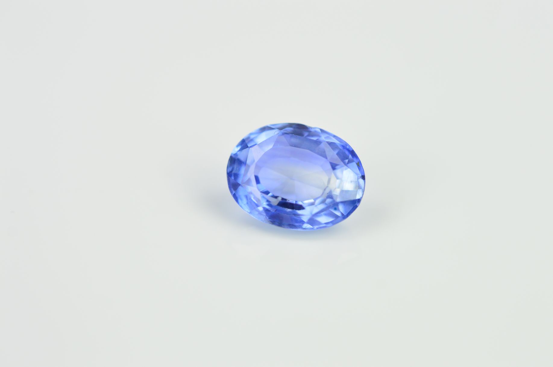 THREE OVAL MIXED CUT BLUE SAPPHIRES, average dimension 9.9mm x 7.5mm, total sapphire weight 8.53ct - Image 3 of 5