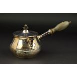 AN INDIAN COLONIAL SILVER BRANDY SAUCEPAN AND COVER, turned wooden finial and handle, hinged