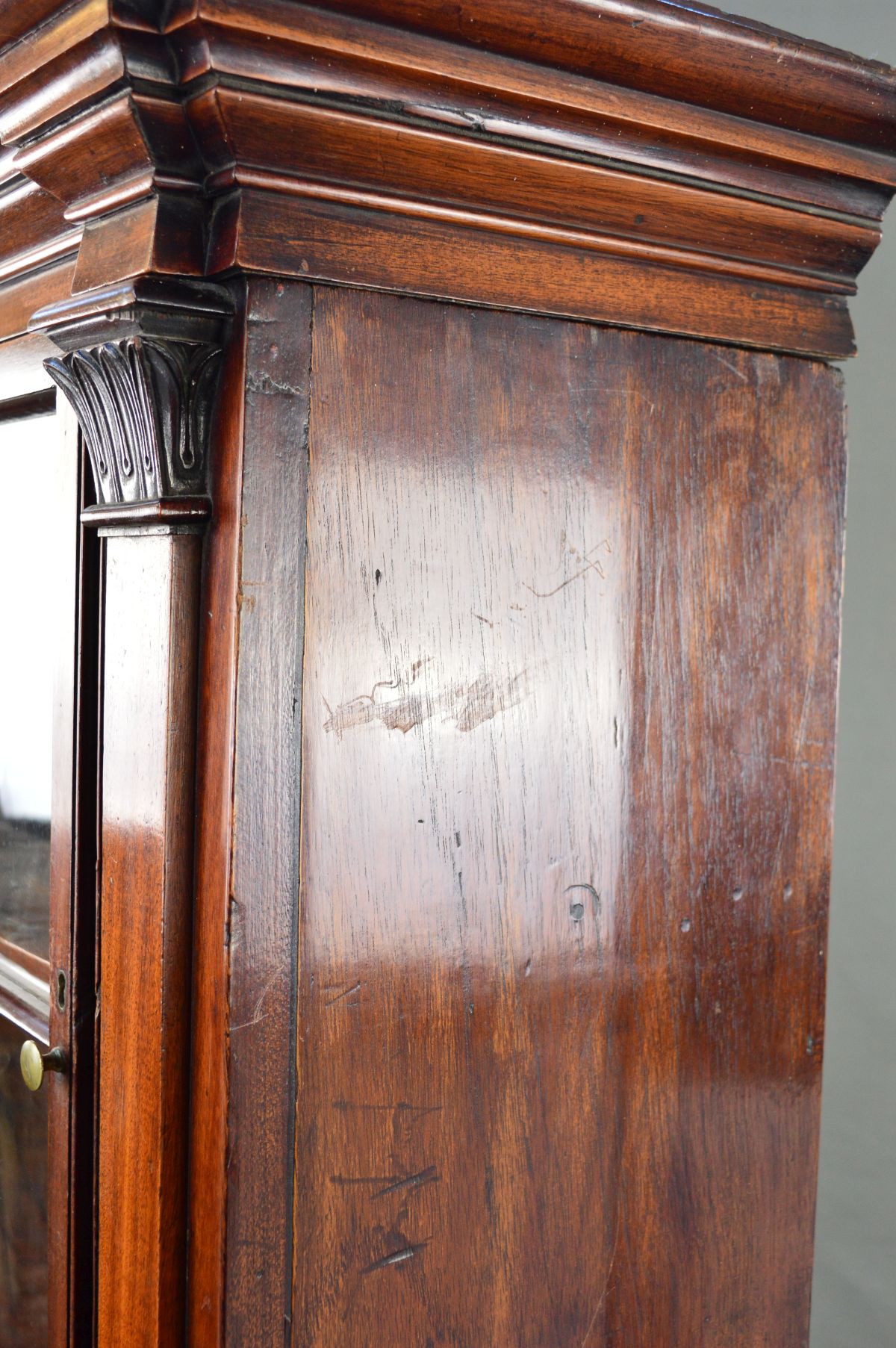 AN EARLY 19TH CENTURY MAHOGANY BOOKCASE, the moulded cornice above two glazed doors each with six - Image 10 of 13