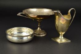 AN EDWARDIAN SILVER CREAM JUG, of helmet form, banded rim and handle, square foot, marks partially