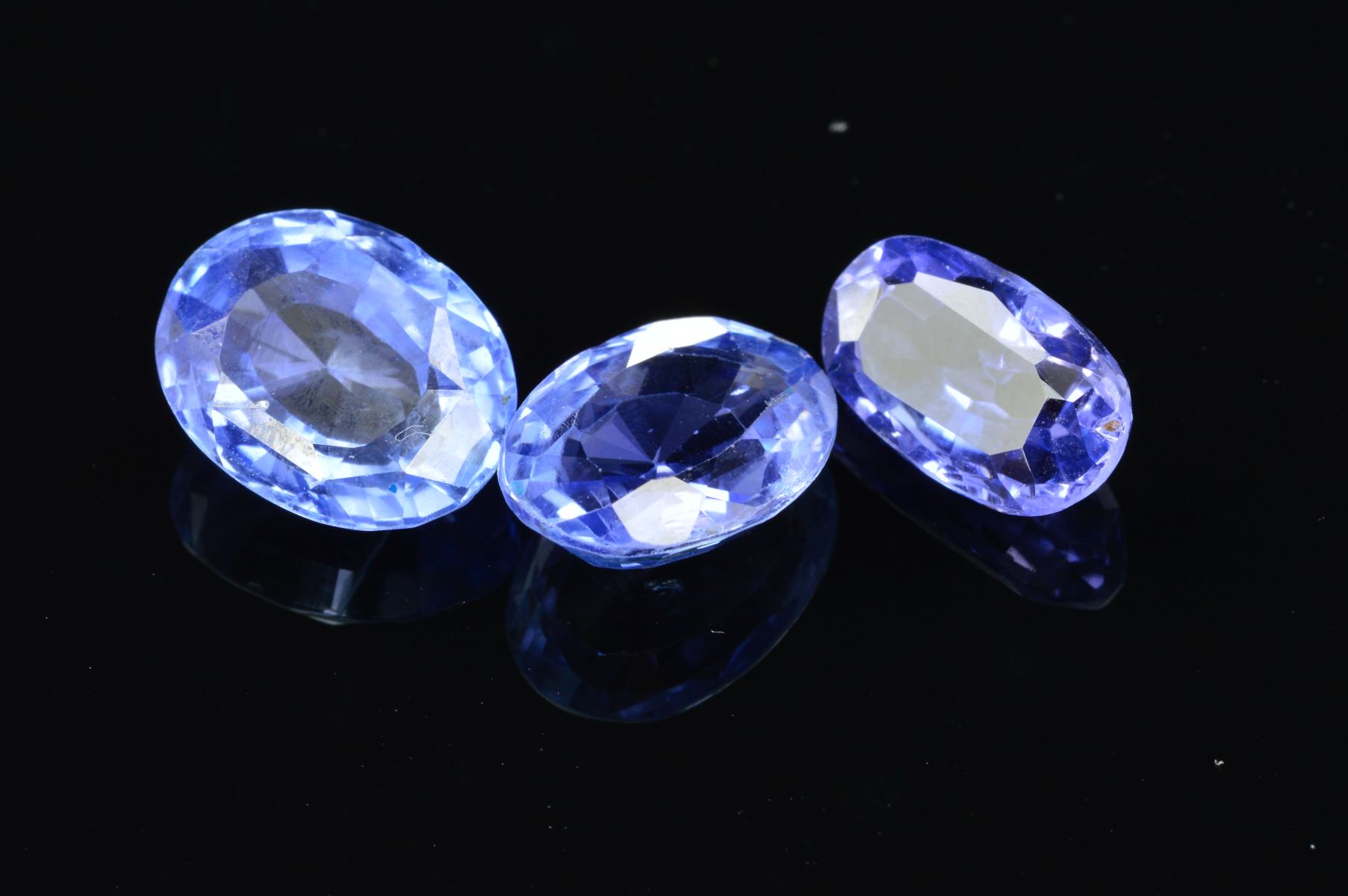 THREE OVAL MIXED CUT BLUE SAPPHIRES, average dimension 9.9mm x 7.5mm, total sapphire weight 8.53ct