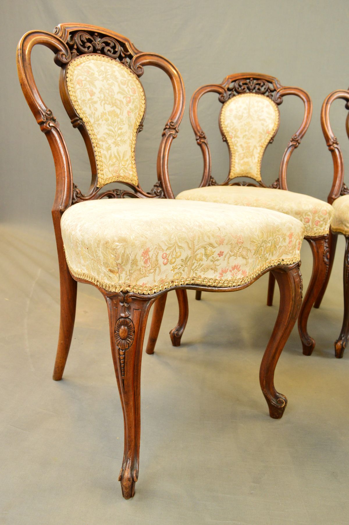 A SET OF FOUR VICTORIAN WALNUT DINING CHAIRS, the serpentine top rail above central foliate - Image 7 of 10