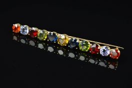 A MID 20TH CENTURY GOLD MULTI GEMSTONE BAR BROOCH, round mixed cut gemstones graduating in size from