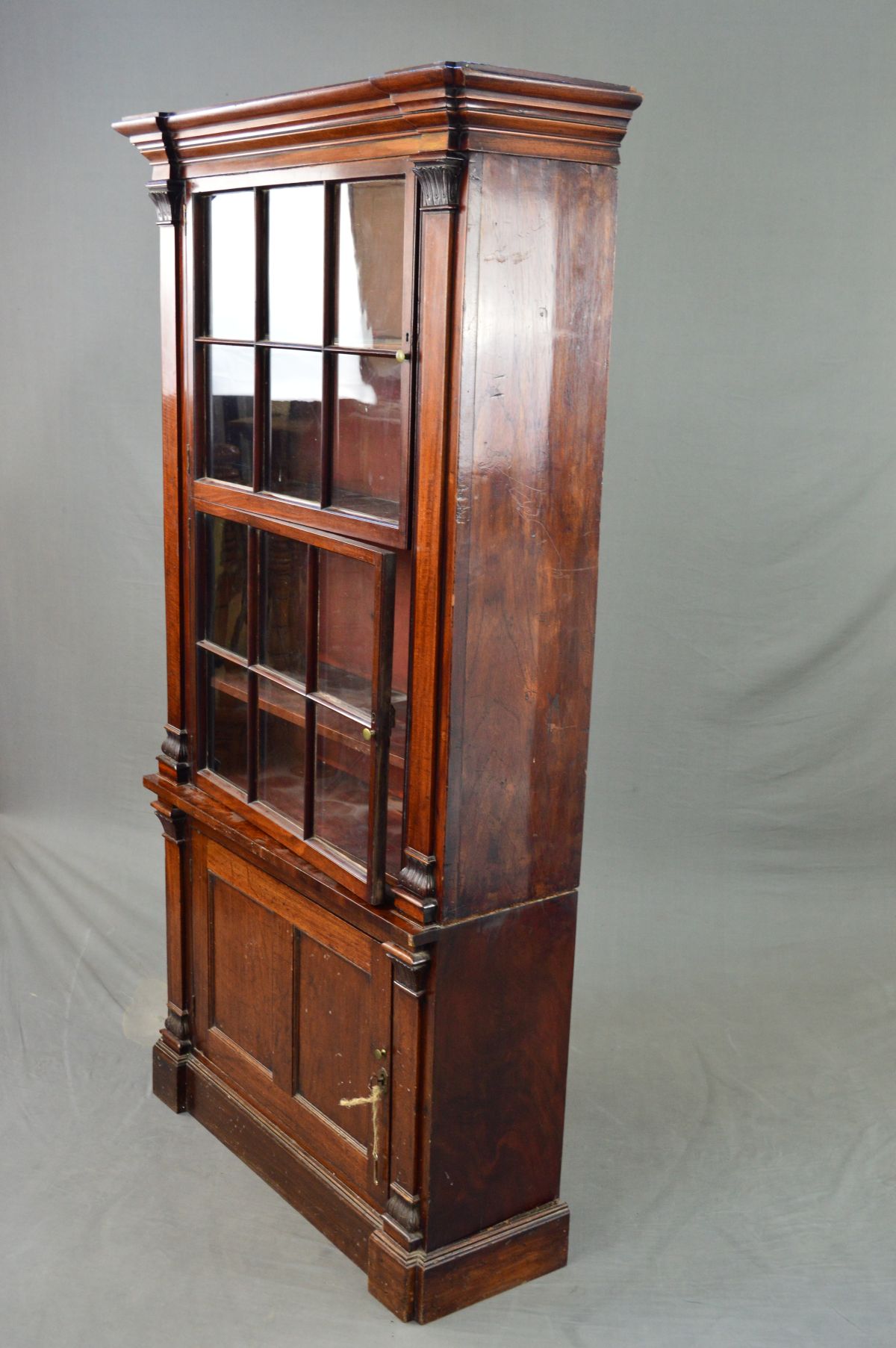 AN EARLY 19TH CENTURY MAHOGANY BOOKCASE, the moulded cornice above two glazed doors each with six - Image 9 of 13