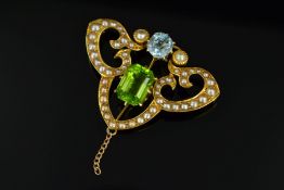 A GOLD EARLY 20TH CENTURY AQUAMARINE, PERIDOT AND SPLIT PEARL BROOCH, open work design, measuring
