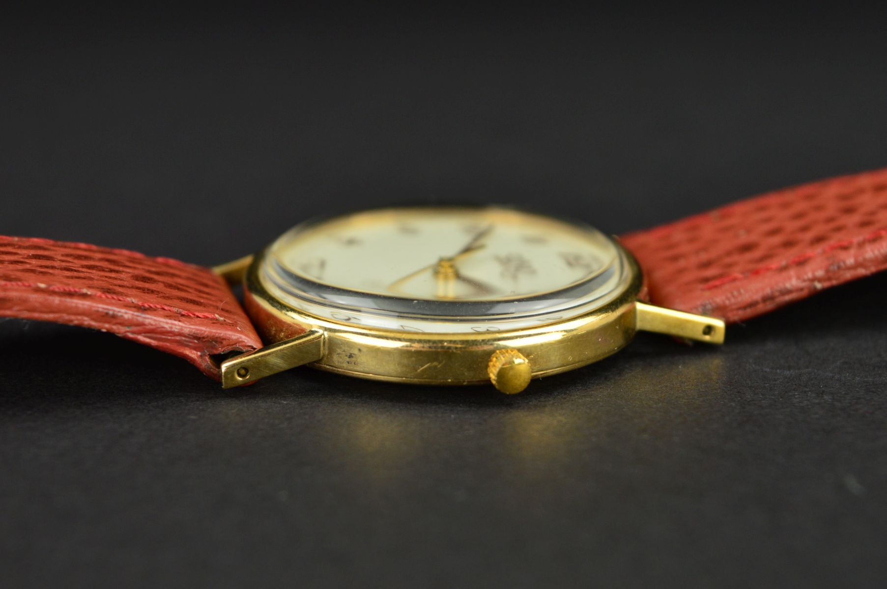 A MID TO LATE 20TH CENTURY 9CT GOLD GENT'S UNO WRISTWATCH, cream dial with Arabic numerals, Quartz - Image 7 of 10