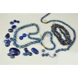 A LARGE COLLECTION OF SODALITE AND LAPIS LAZULI GEMSTONES, of various sizes, cuts and bead