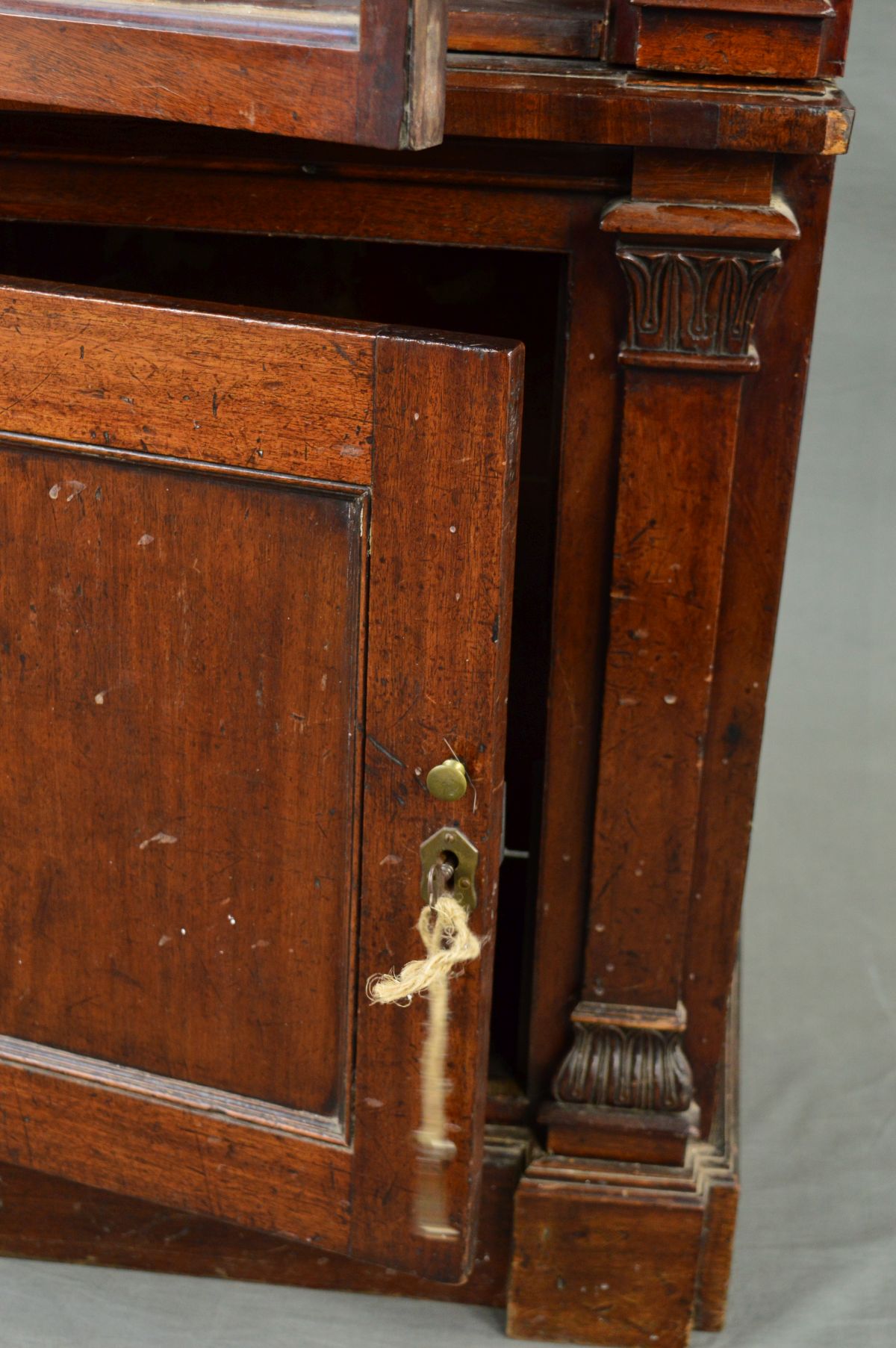 AN EARLY 19TH CENTURY MAHOGANY BOOKCASE, the moulded cornice above two glazed doors each with six - Image 4 of 13
