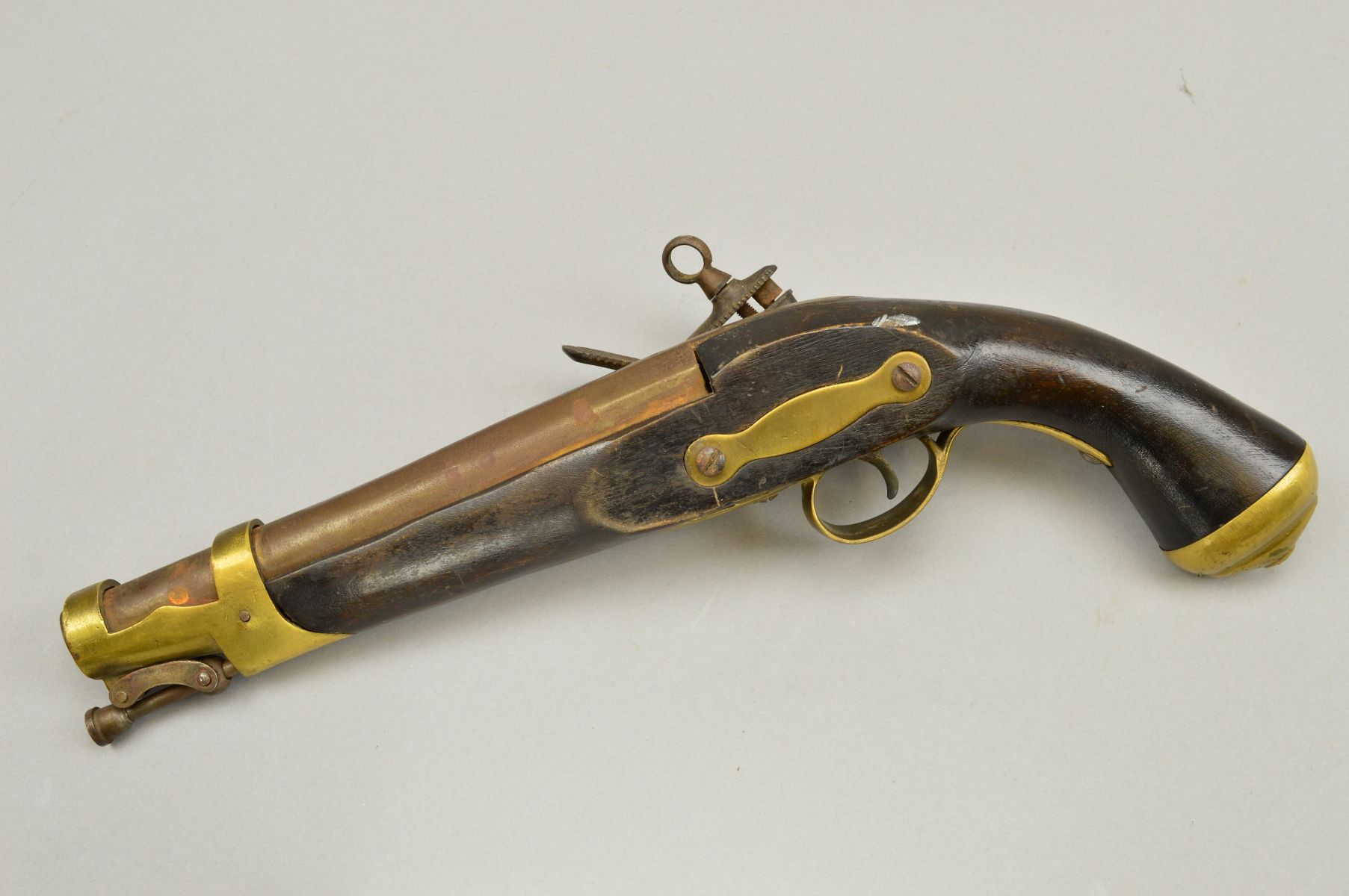 A 25 BORE ANTIQUE MIQUELET MILITARY DESIGN SPANISH MANUFACTURED SINGLE BARREL PISTOL, the top of the - Image 5 of 5