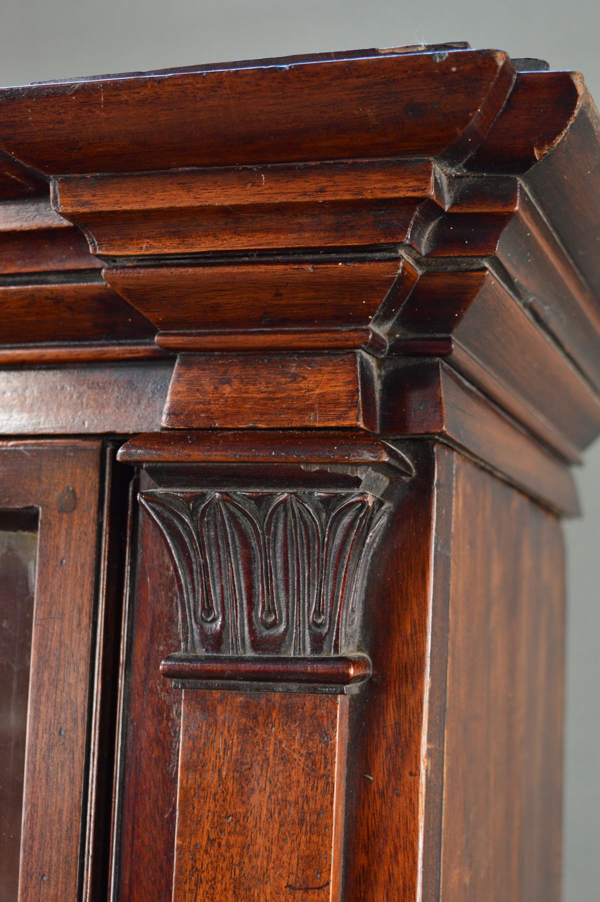 AN EARLY 19TH CENTURY MAHOGANY BOOKCASE, the moulded cornice above two glazed doors each with six - Image 3 of 13