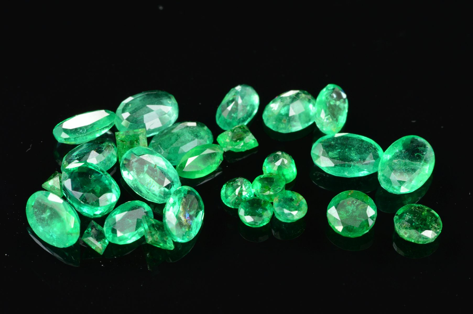 A COLLECTION OF VARI-CUT EMERALDS, sizes ranging from 0.03ct - 0.40ct, total weight 3.18ct, some