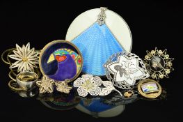 A SELECTION OF MAINLY SILVER AND WHITE METAL JEWELLERY, to include a blue and white guilloche enamel