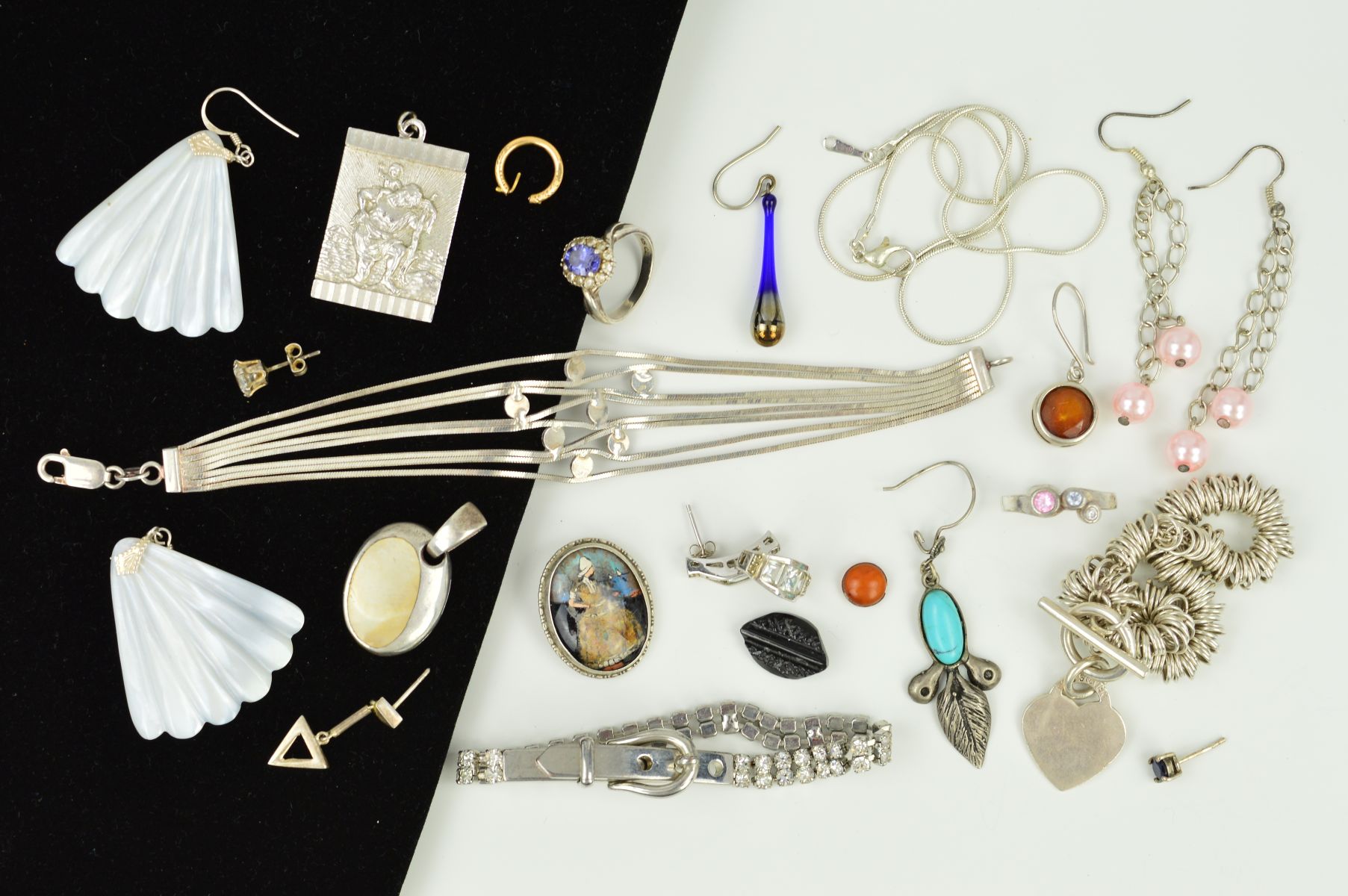 A SELECTION OF SILVER AND WHITE METAL JEWELLERY to include a pair of carved shell drop earrings, a