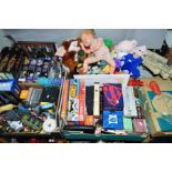 A QUANTITY OF STAR TREK AND OTHER FILM, TV AND SCI-FI MEMORABILIA, quantity of dolls, Kenner Star