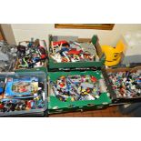 A LARGE QUANTITY OF LOOSE AND ASSORTED MODERN LEGO, includes City and Star Wars items, several