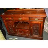 AN EDWARDIAN WALNUT SIDEBOARD with three various drawers, width 135cm x depth 43cm x height 91cm