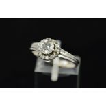 A LATE 20TH CENTURY 18CT GOLD DIAMOND CLUSTER RING, centering on a modern round brilliant cut