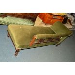 AN EDWARDIAN OAK CHAISE LONGUE (sd)