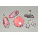 FOUR ITEMS OF RUSKIN JEWELLERY AND A LOOSE PANEL, all pieces set with Ruskin plaques with pink and