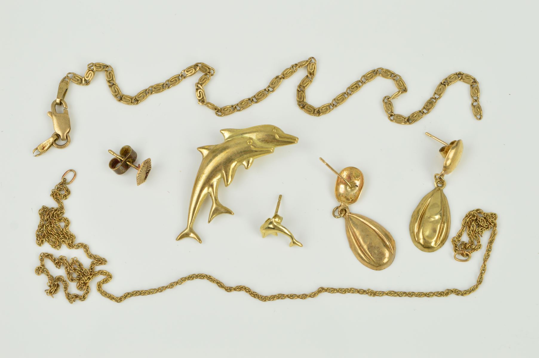 A SELECTION OF JEWELLERY to include a pair of drop earrings, two single stud earrings, a dolphin