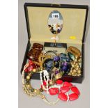 A JEWELLERY BOX OF COSTUME JEWELLERY to include a Trifari necklace, a double row imitation pearl