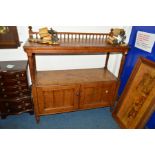 AN EDWARDIAN OAK TWO TIER BUFFET with a gallery top and double cupboard doors, width 122cm x depth