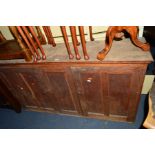 AN EARLY 20TH CENTURY OAK HANGING TWO DOOR CUPBOARD, width 135cm x depth 32cm x height 76cm (key)